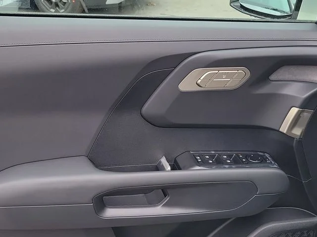 New 2027 Ivory Silver Kia S image 5