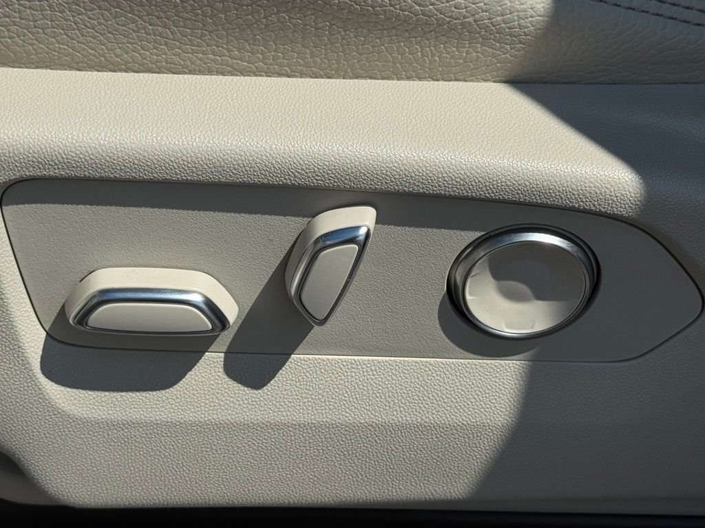 Used 2024 White GMC Denali image 22