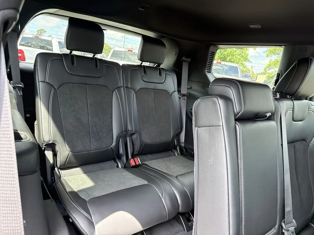 New 2026 Diamond Black Crystal Pearl-Coat Exterior Paint Jeep Laredo image 28