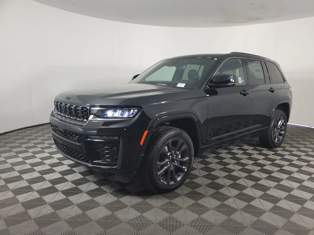 New 2026 Diamond Black Crystal Pearl-Coat Exterior Paint Jeep Limited Reserve image 8