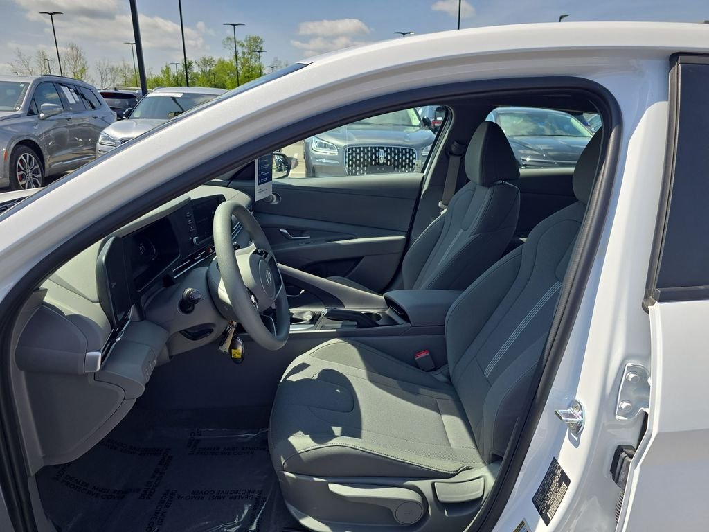 Used 2025 White Hyundai SE image 11