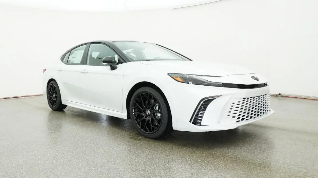 New 2026 Wind Chill Pearl with Midnight Black Metallic roof Toyota XSE image 2
