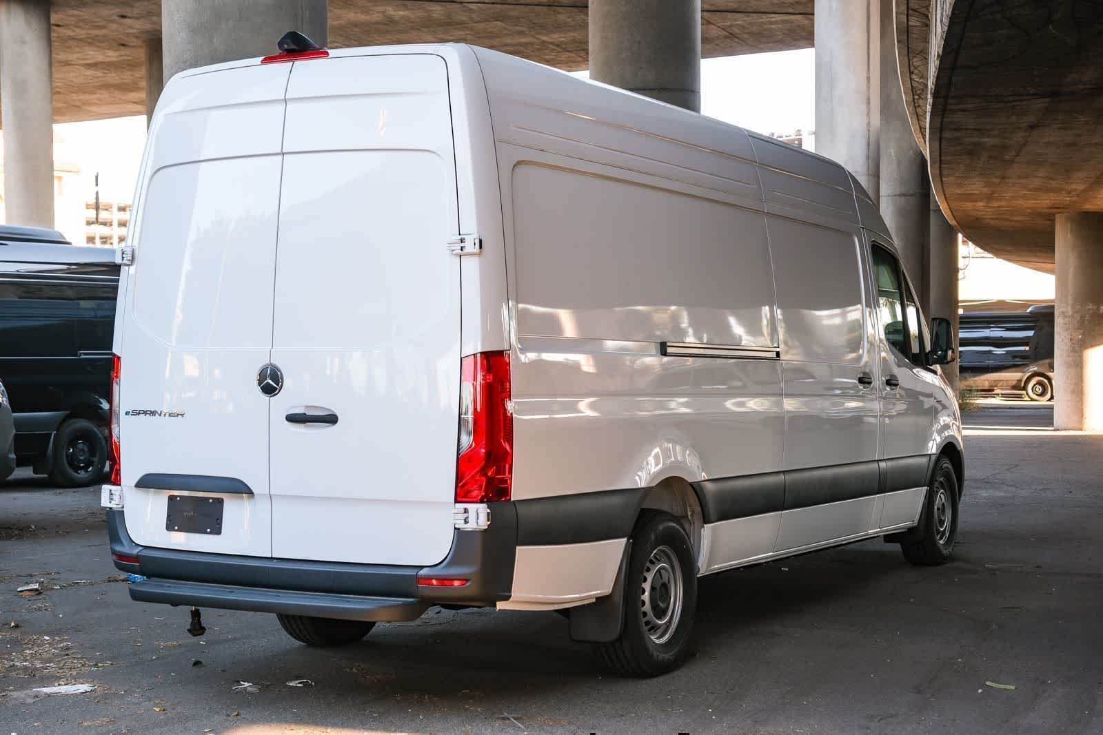 New 2025 Arctic+White Mercedes-Benz Cargo 170WB High Roof 113kw Battery RWD SO Motor image 4