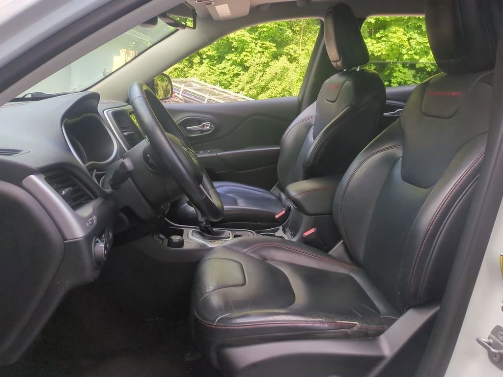 Used 2016 White Jeep Trailhawk image 23