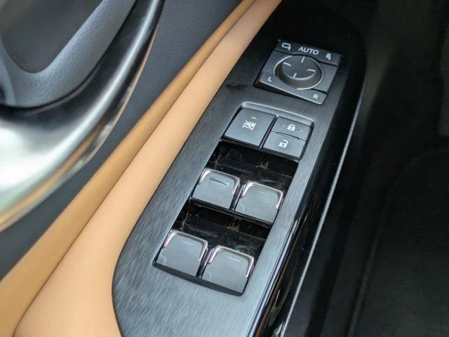 Used 2025 Iridium Lexus 300h image 21