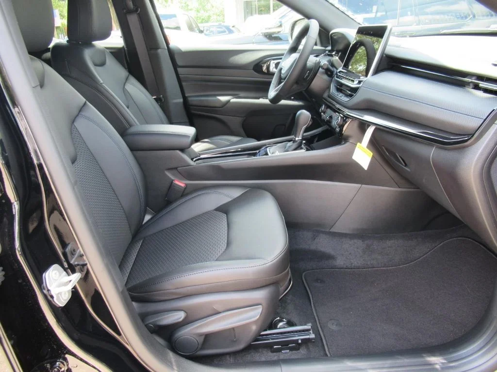 New 2026 Diamond Black Crystal Pearl-Coat Exterior Paint Jeep Latitude Altitude image 10