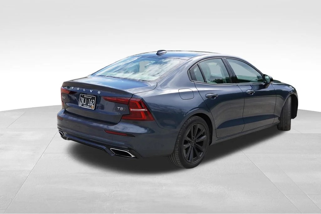 Used 2021 Blue Volvo T5 Momentum image 3