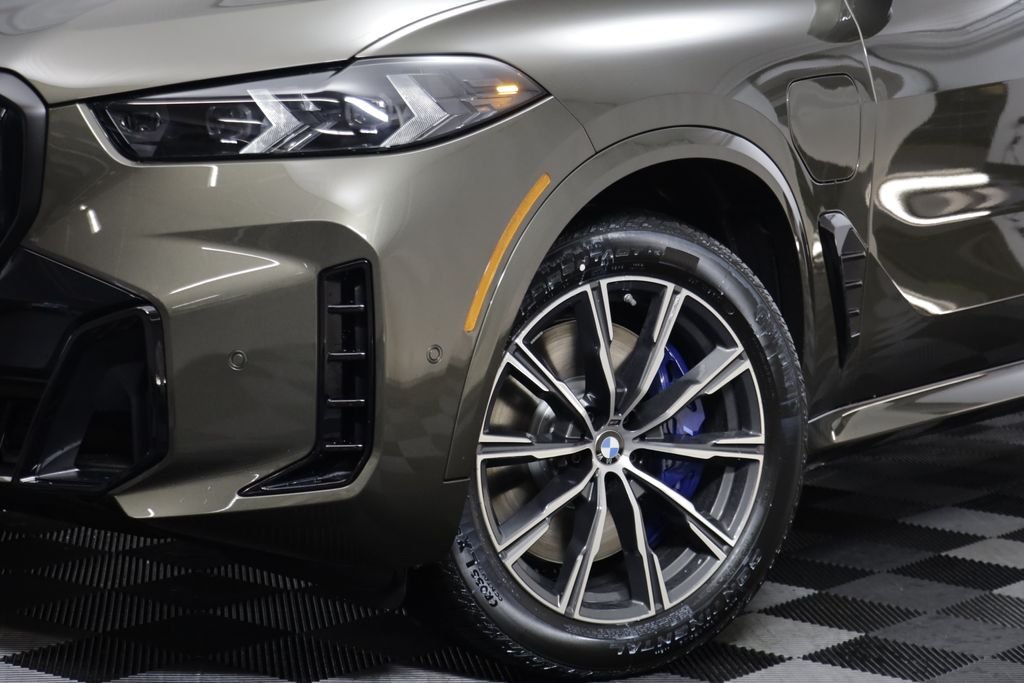 New 2026 Manhattan Green Metallic BMW xDrive50e image 4