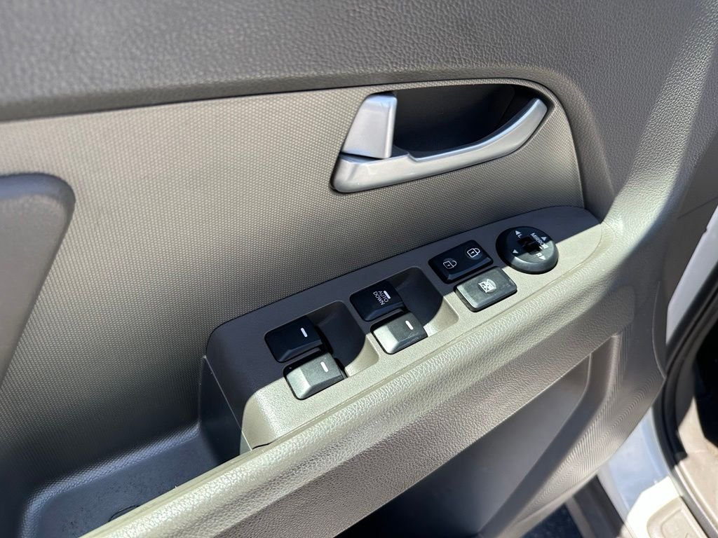 Used 2012 White Kia LX image 9