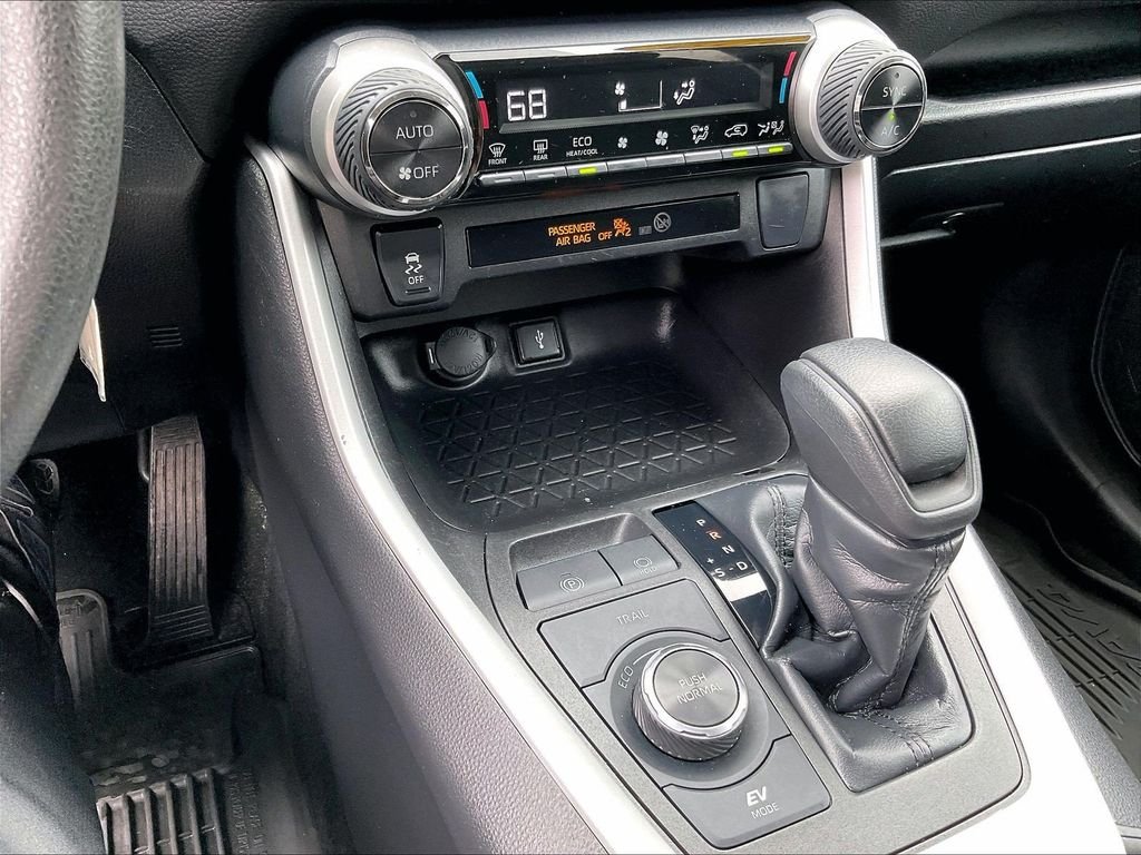 Used 2022 White Toyota LE image 25