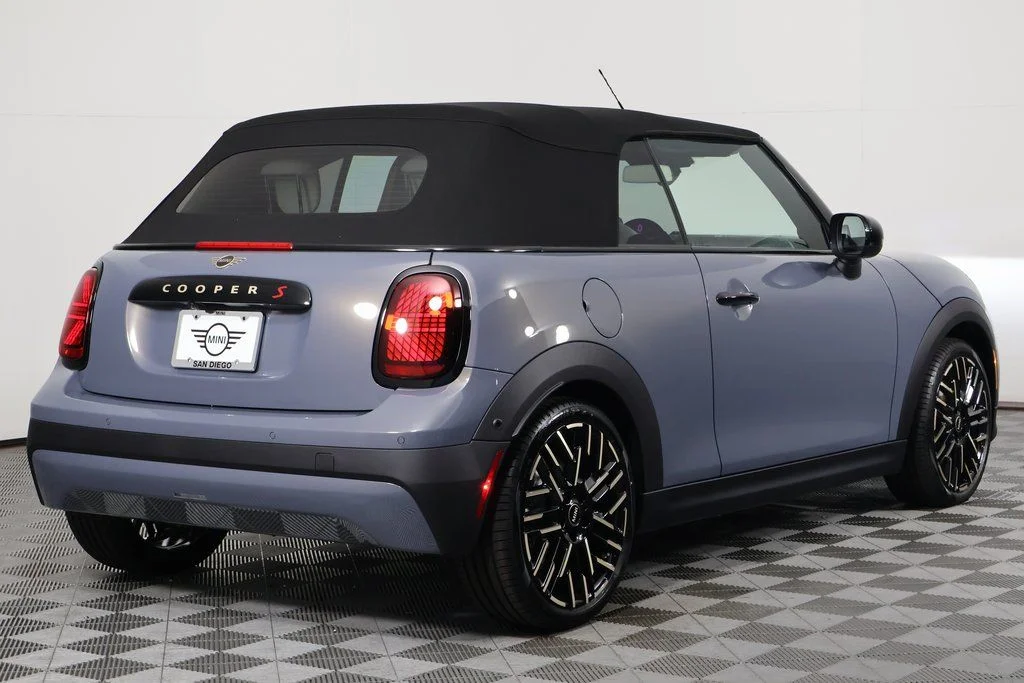 New 2026 Gray Metallic MINI Signature Plus image 2