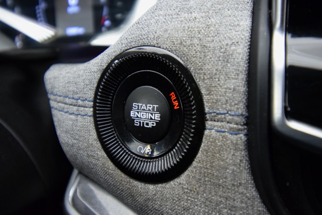 Used 2022 Black Jeep Latitude image 30