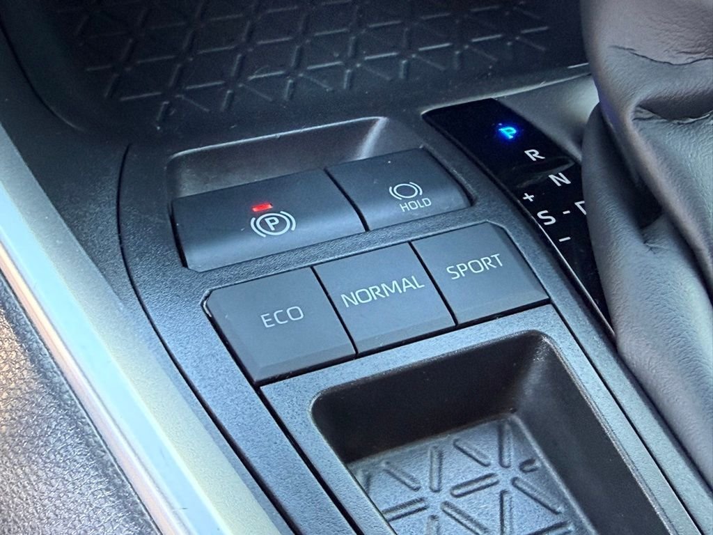 2025 Toyota RAV4 LE - Photo 28