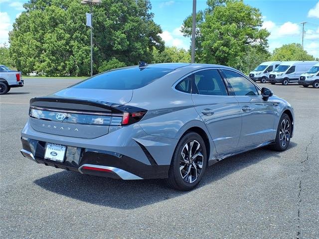 Used 2024  Hyundai  image 2