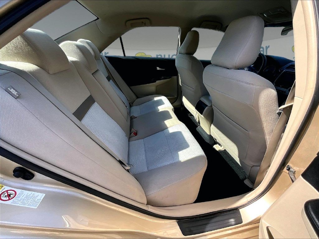 Used 2012  Toyota LE image 16