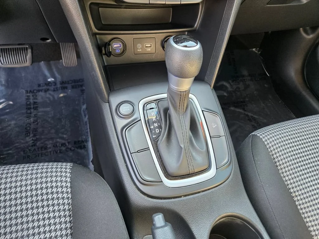 Used 2021 Lunar White Hyundai SE image 22