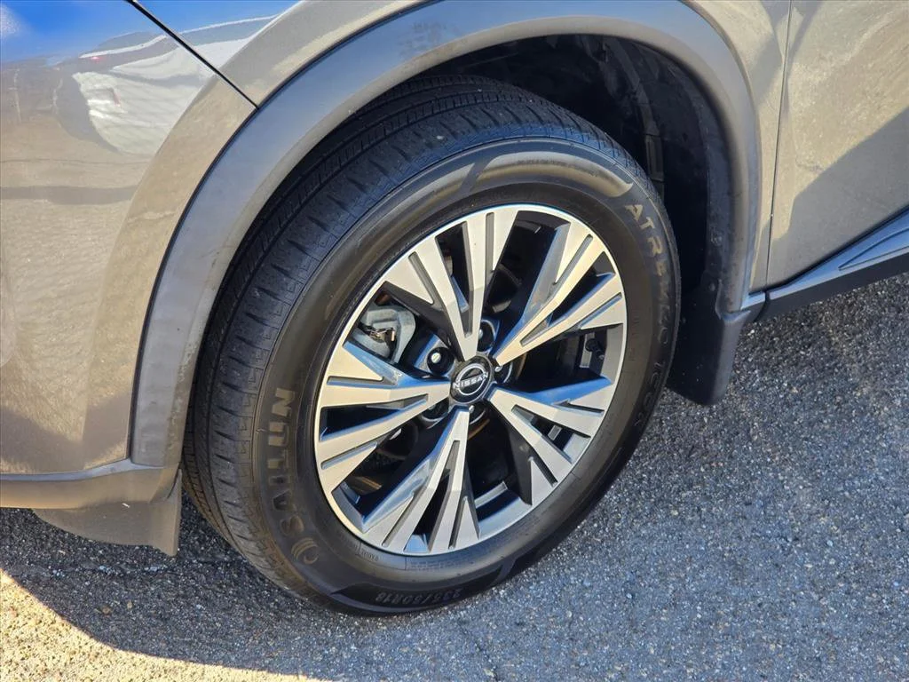 Used 2022 Gray Nissan SV image 17