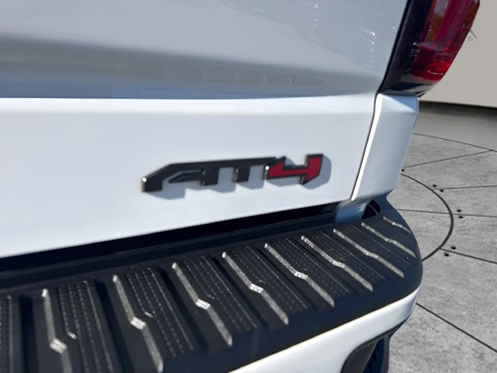 Used 2022 White GMC AT4 image 33