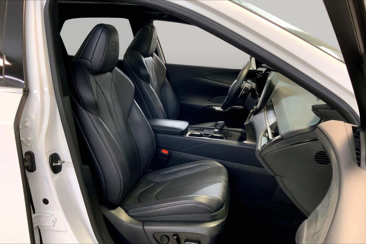 Used 2023 Ultra White Lexus F SPORT Handling image 8