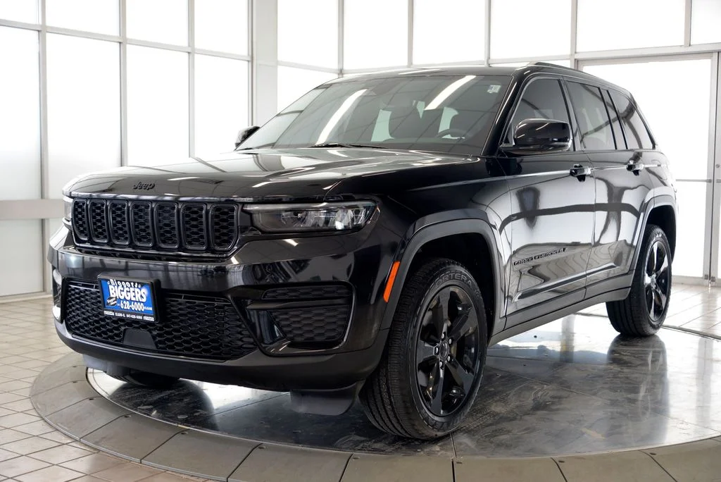 Used 2023 Black Jeep Altitude X image 4