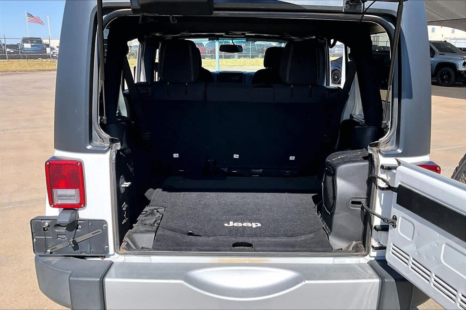 Used 2013 Bright White Jeep Sahara image 28