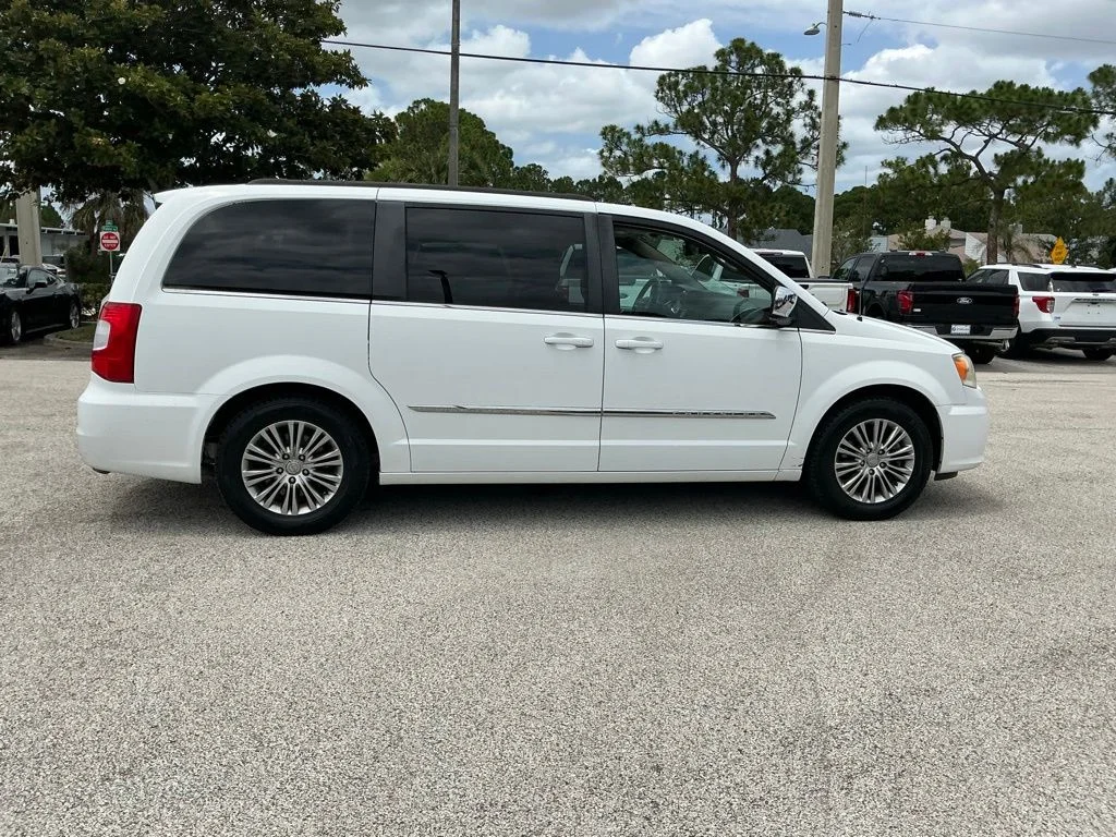 Used 2014 White Chrysler Touring-L image 18