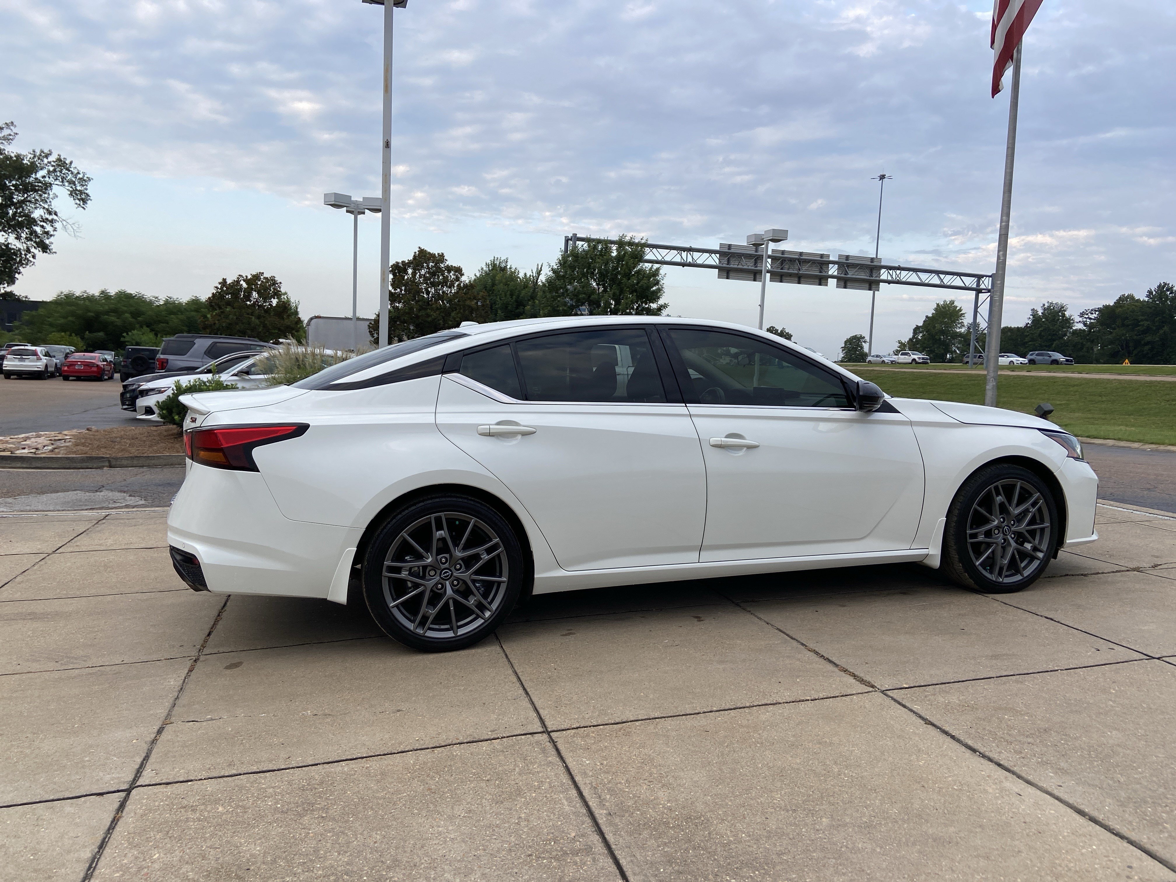 Used 2023 Pearl White Tricoat Nissan 2.0 SR image 12