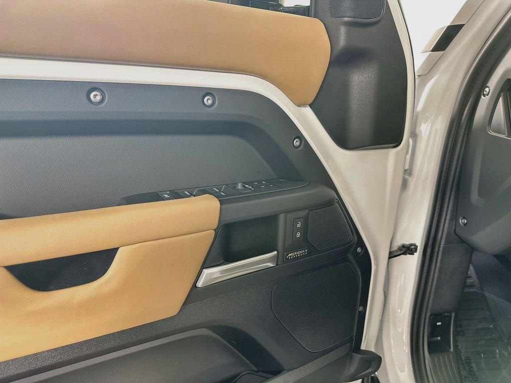 New 2026 Fuji White Land Rover X-Dynamic SE image 23