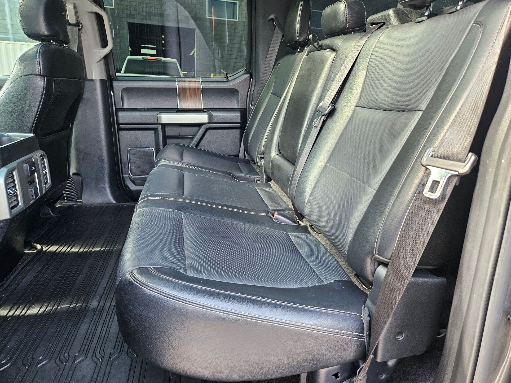 Used 2015 Magnetic Metallic Ford Lariat image 27