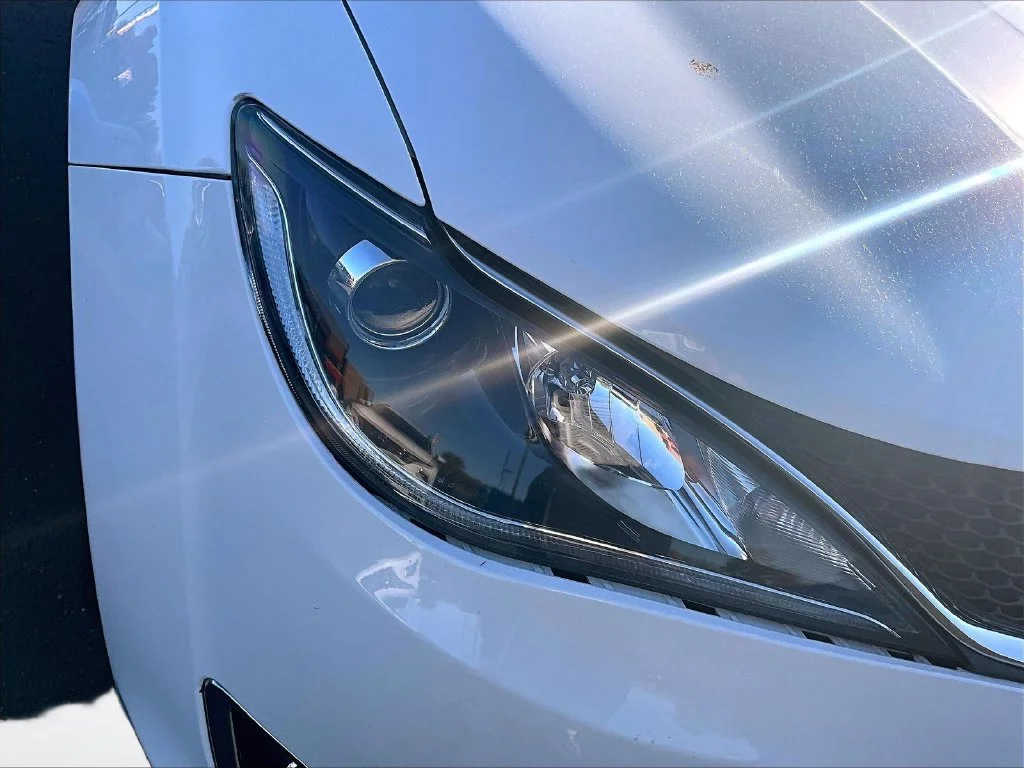 Used 2018 White Chrysler Limited image 27