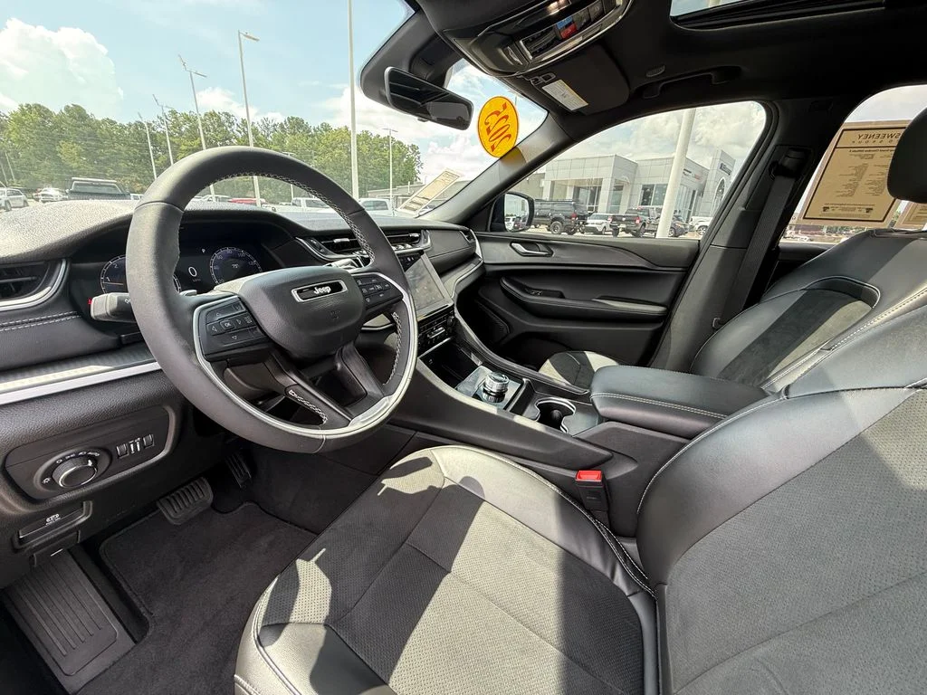 Used 2025  Jeep Altitude X image 14