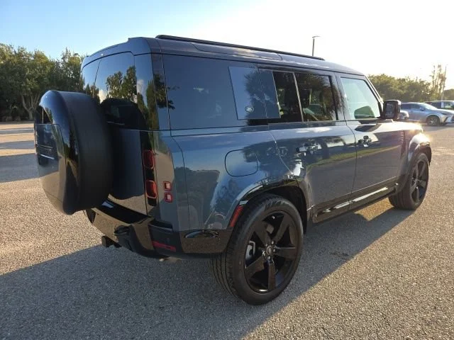 Used 2024 Blue Land Rover X-Dynamic SE image 5