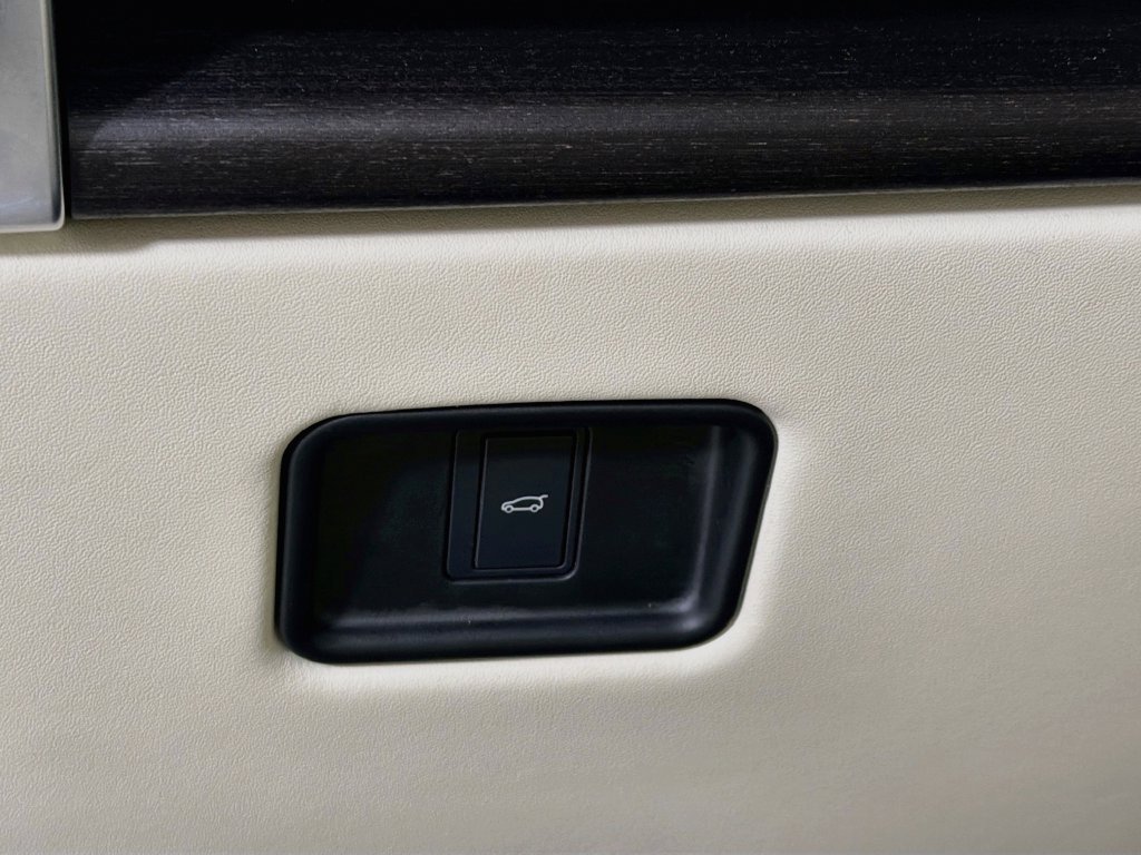 Used 2024 White Land Rover SE image 10