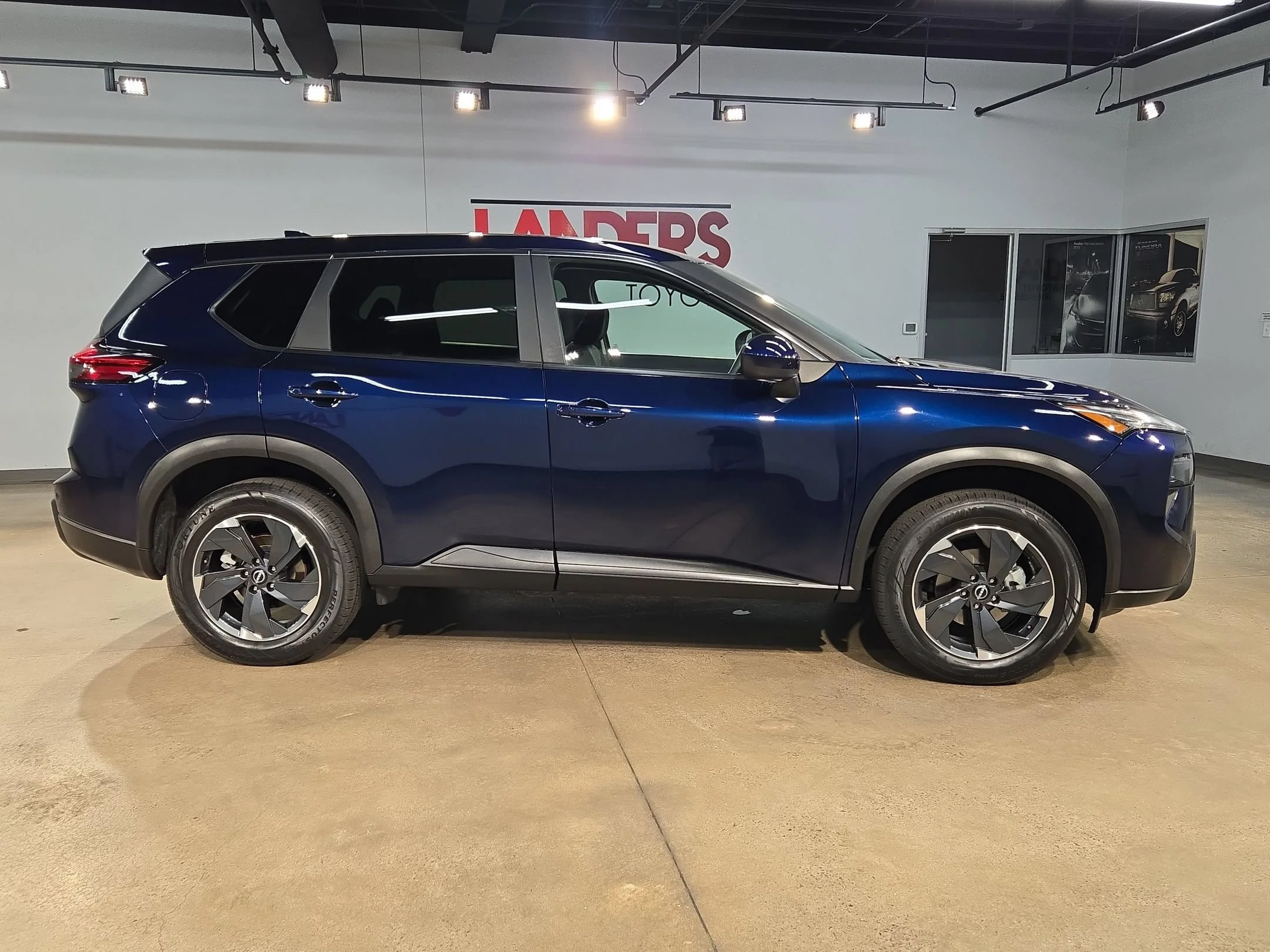 2025 Nissan Rogue SV - Photo 8