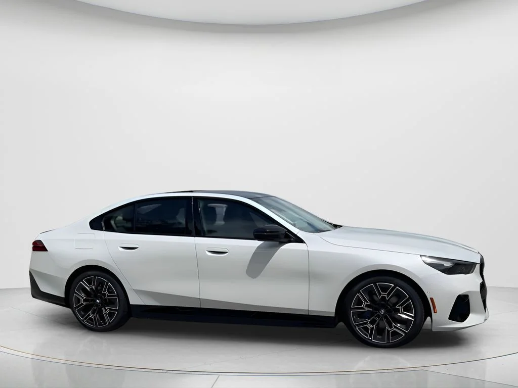 2025 BMW i5 M60 - Photo 9