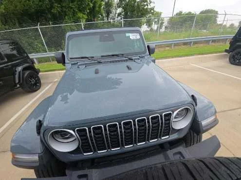 Used 2025 Anvil Clearcoat Jeep Sahara image 2