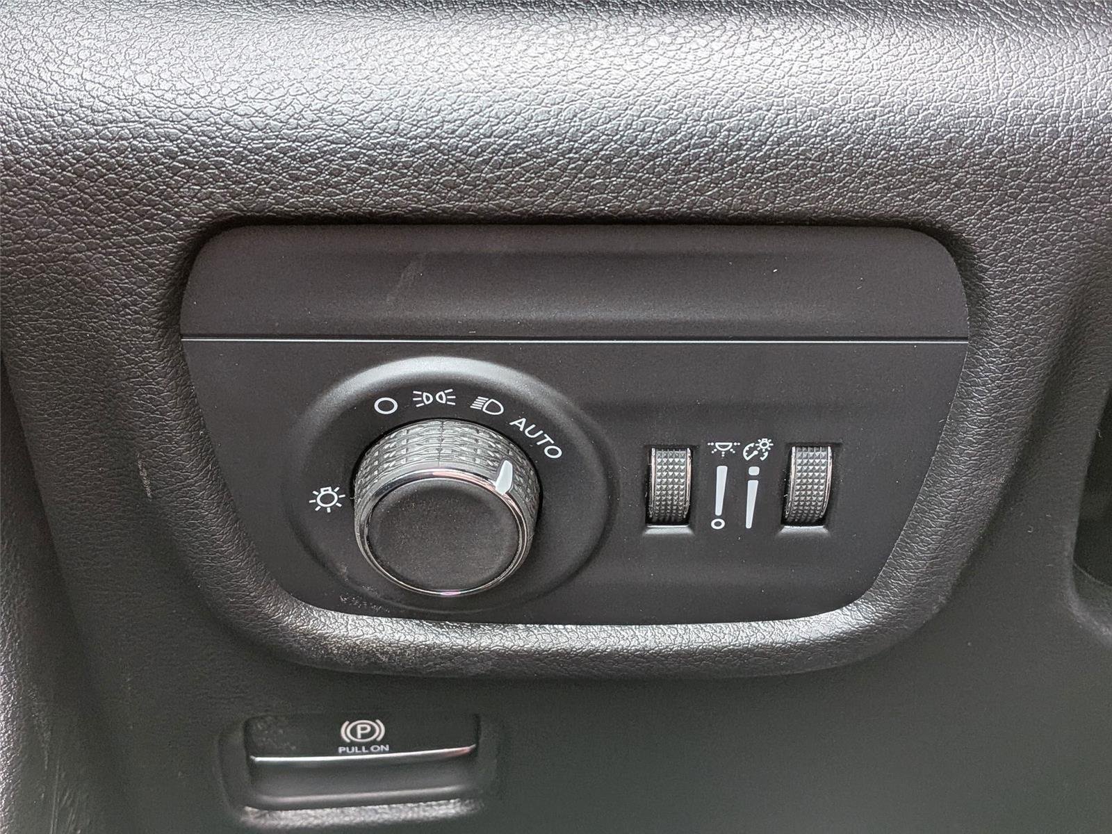 New 2026 Silver Zynith Exterior Paint Jeep Laredo Altitude image 17