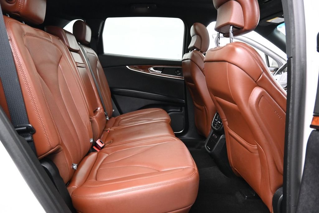 Used 2019 White Platinum Clearcoat Metallic Lincoln Reserve image 22