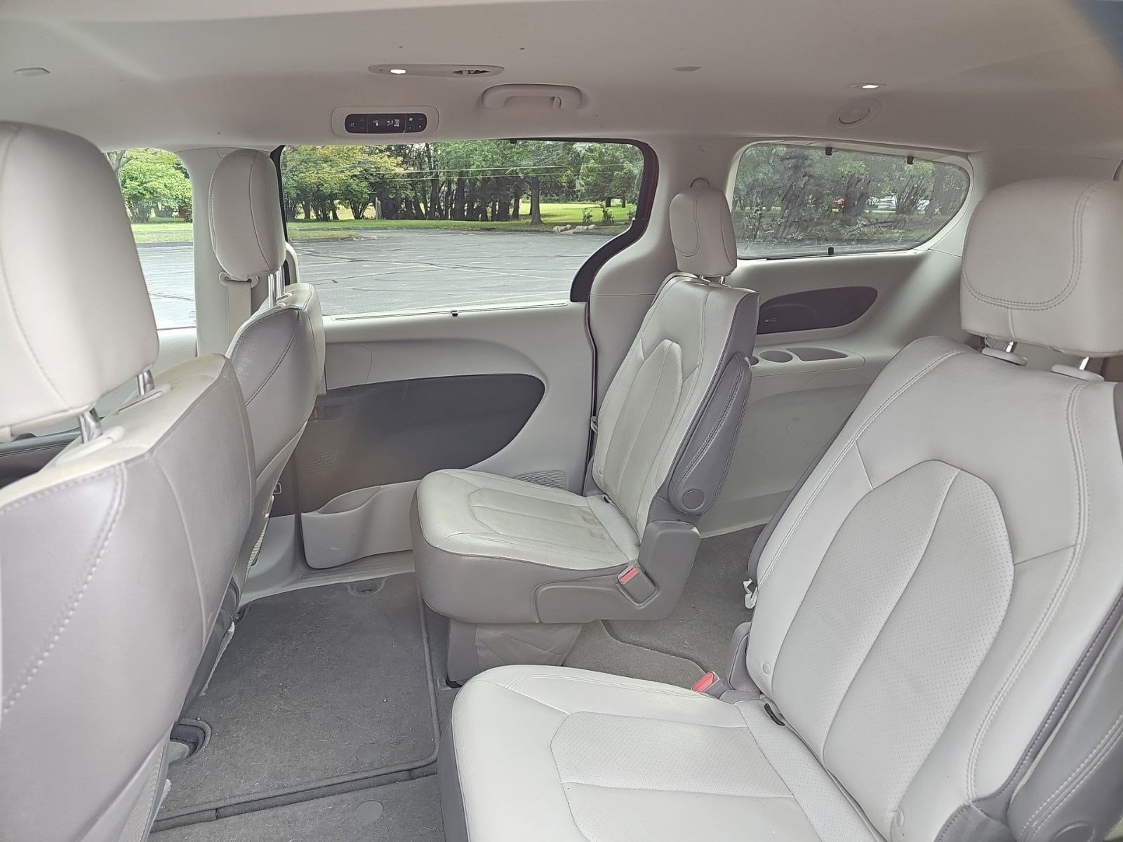 Used 2019 Velvet Red Pearlcoat Chrysler Touring L image 14