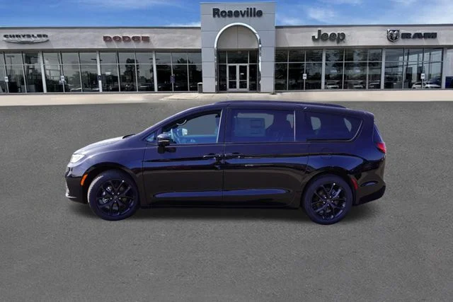 New 2026 Diamond Black Crystal Pearl-Coat Exterior Paint Chrysler Limited image 7