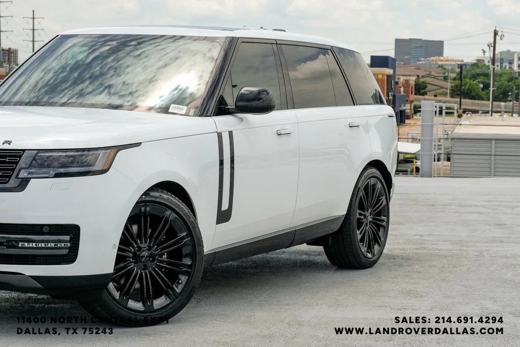 New 2026 Fuji White Land Rover SE image 4