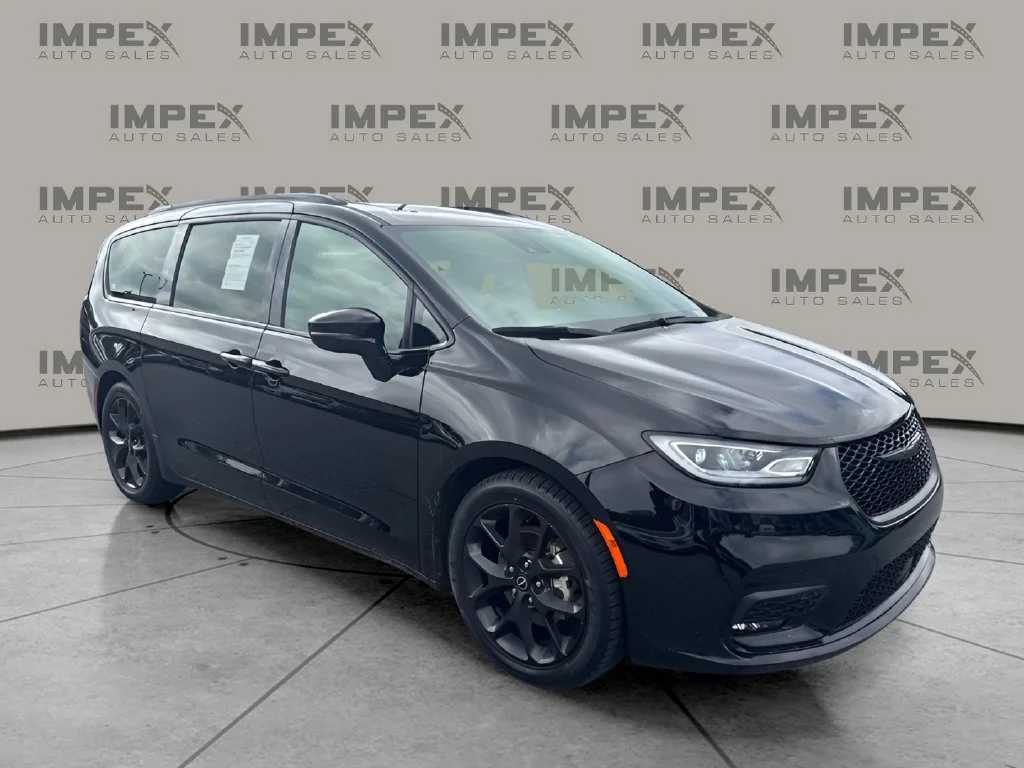 Used 2025 Black Chrysler Limited image 7