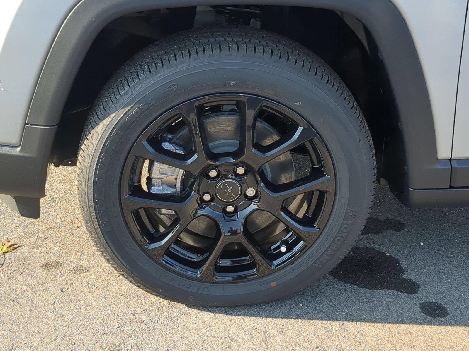 New 2026 Silver Zynith Metallic Clear-Coat Exterior Paint Jeep Latitude Altitude image 10