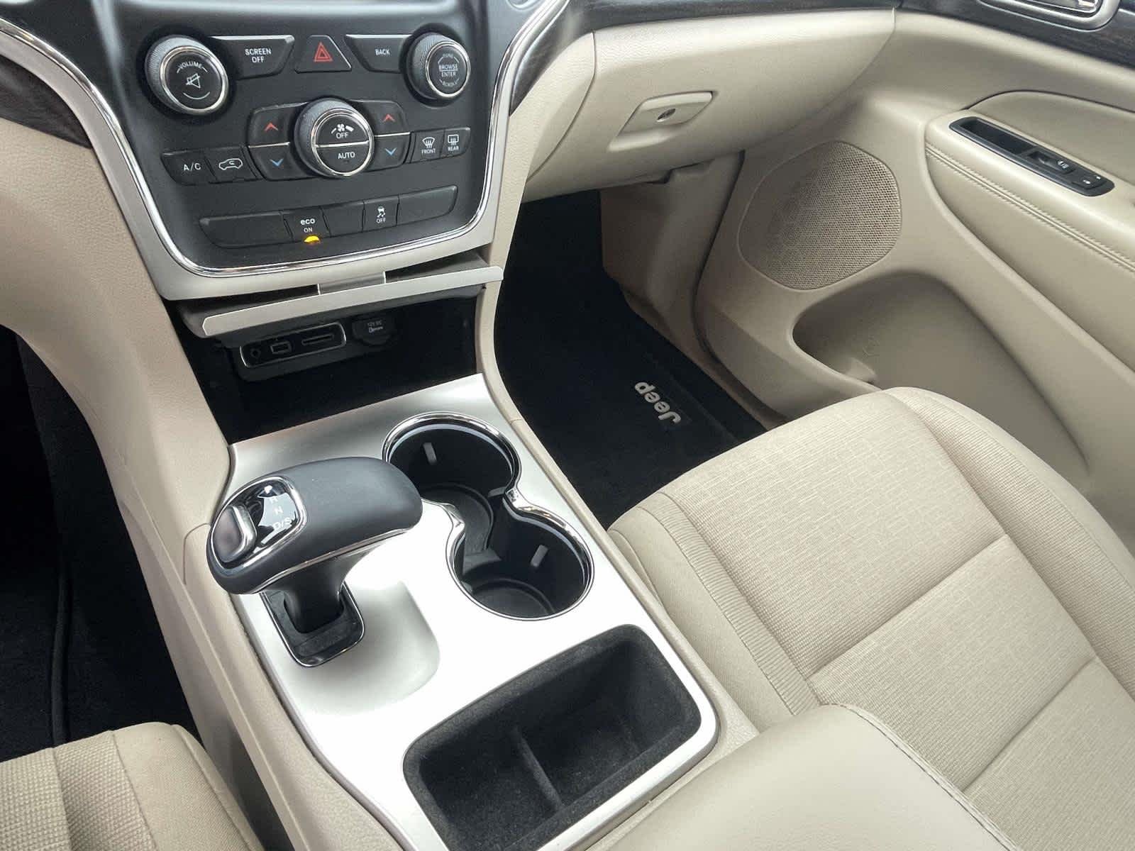 Used 2014 Cashmere Pearlcoat Jeep Laredo image 30