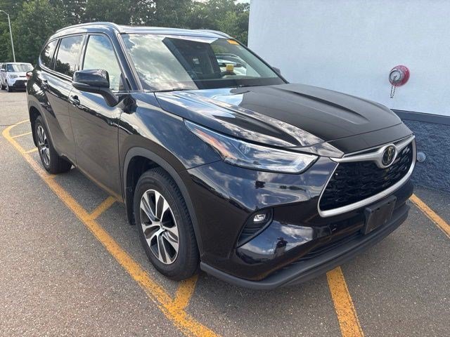 Used 2022 Amber Toyota XLE image 1