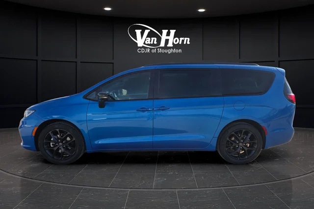 New 2026 Hydro Blue Pearl-Coat Exterior Paint Chrysler Select image 11