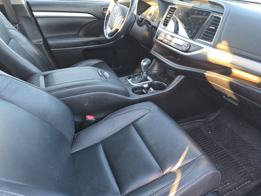 Used 2019 Silver Toyota XLE image 13