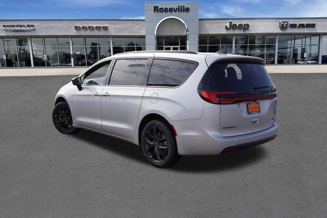 New 2026 Silver Mist Clear-Coat Exterior Paint Chrysler Select image 6