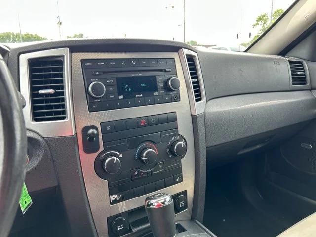 Used 2009 Light Graystone Pearl Jeep Laredo image 37