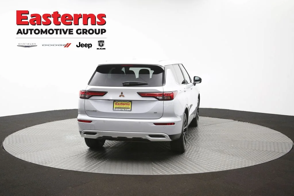 Used 2022 White Mitsubishi SE image 37